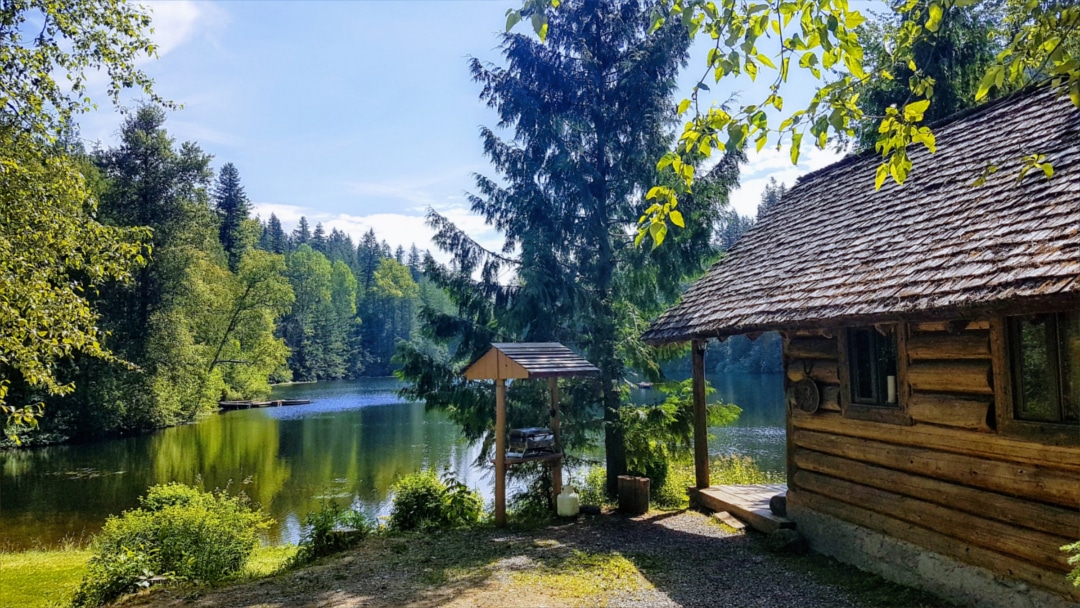 Cozy Cabins - Cabin Rentals BC - Lakefront Private Resort - Echo Lake - Deer - Info Box - 001