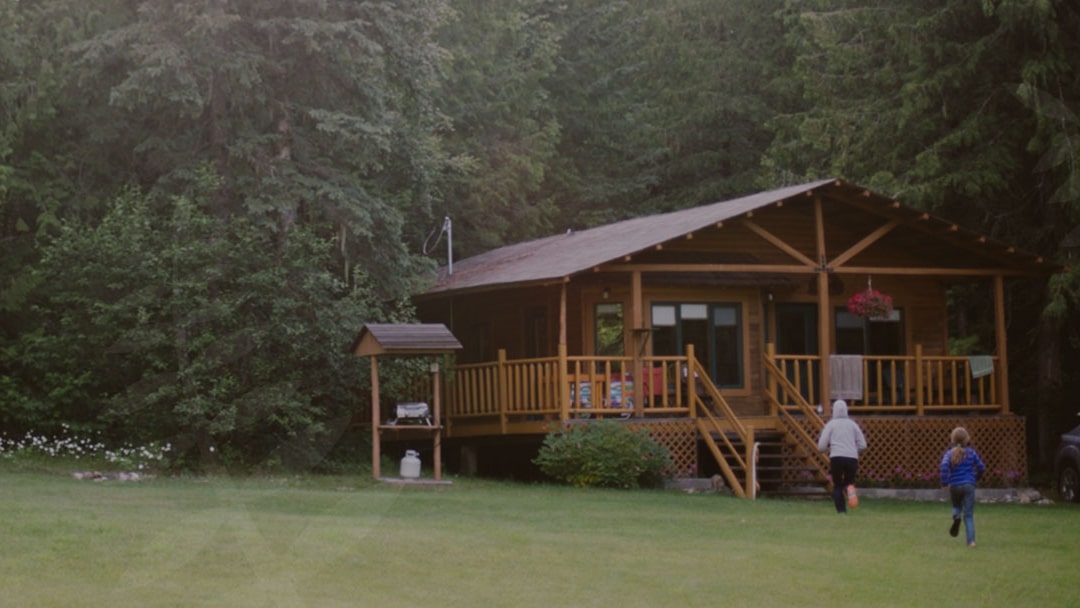 Cozy Cabins - Cabin Rentals BC - Lakefront Private Resort - Echo Lake - HP Box - Lynx - 001