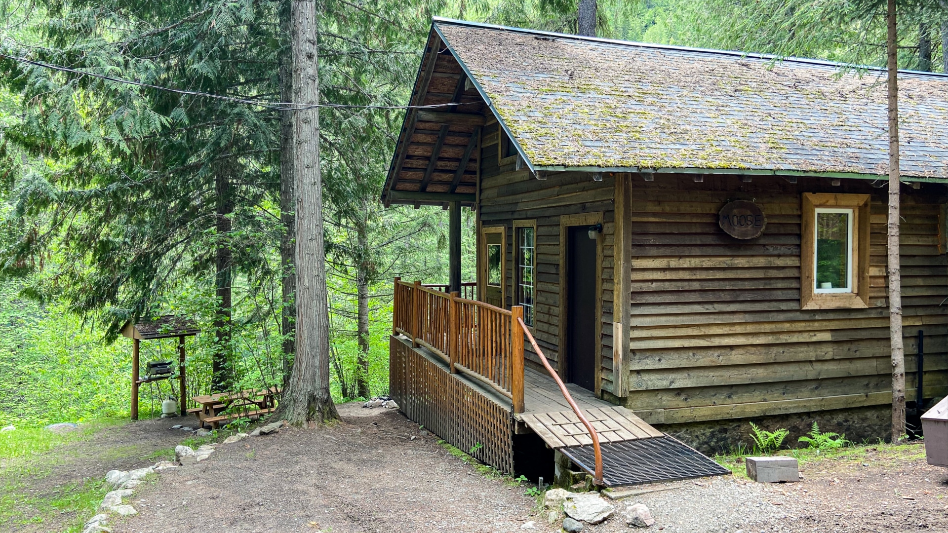 Cozy Cabins - Cabin Rentals BC - Lakefront Private Resort - Echo Lake - Moose - Hero - 001