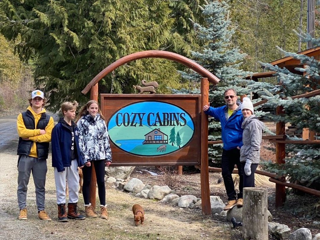 Cozy Cabins - Cabin Rentals BC - Lakefront Private Resort - Echo Lake - Dave Jenn & Family - 001